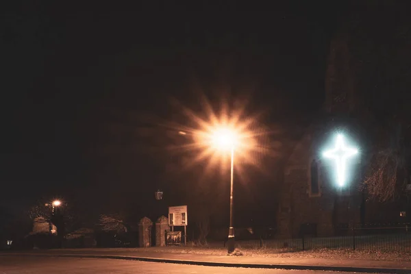 Una Vecchia Chiesa Vittoriana Con Una Croce Incandescente Una Notte — Foto Stock
