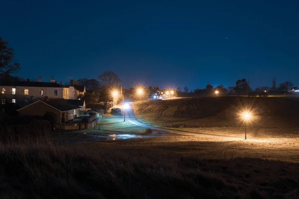 Kijkend Gemeenschappelijke Grond Naar Huizen Verlicht Met Straatverlichting Een Heldere — Stockfoto
