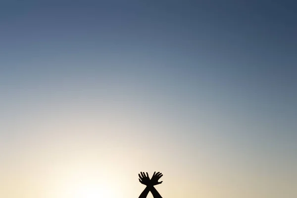 Braços Mãos Masculinos Cruzados Parte Inferior Foto Contra Céu Dar — Fotografia de Stock