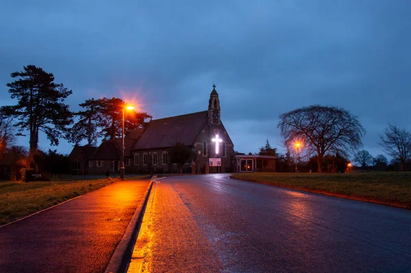 Зловісна Стара Вікторіанська Церква Яскравим Хрестом Зимовий Вечір — стокове фото