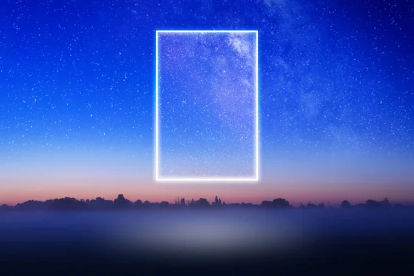Portal Brilhante Que Flutua Acima Campo Nebuloso Com Uma Galáxia — Fotografia de Stock