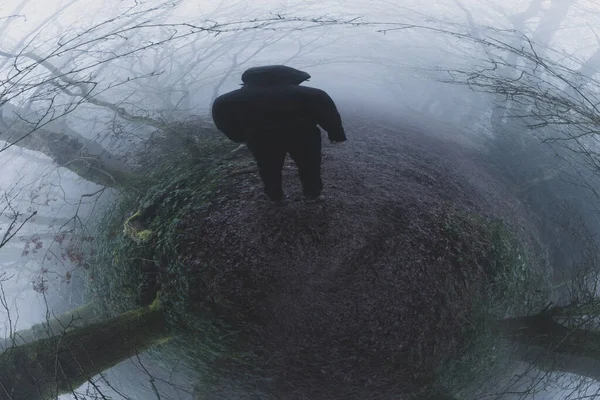 Uma Figura Encapuzada Volta Câmara Num Caminho Floresta Num Dia — Fotografia de Stock