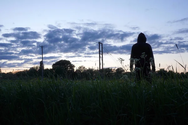 Een Mysterieuze Man Met Een Capuchon Die Naar Zonsondergang Kijkt — Stockfoto