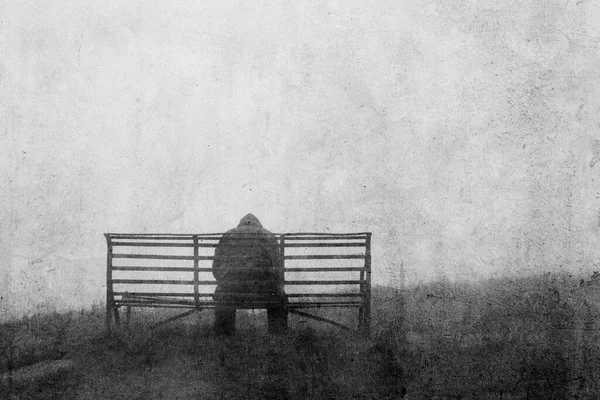 一个精神健康的概念神秘人物回到相机 单独坐在长椅上 带着闷闷不乐的纹理编辑 — 图库照片