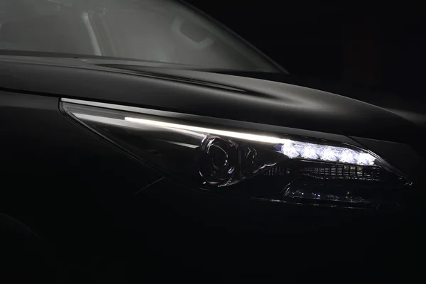 En Modern bil som närbild av strålkastare svart ton — Stockfoto