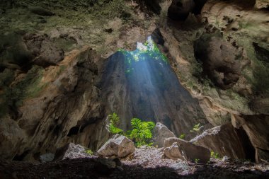 Güneş ışığı ile Sam ROI Yot Milli Parkı, Pra Chuab Khiri Khan, Tayland mağarada Prayanakorn