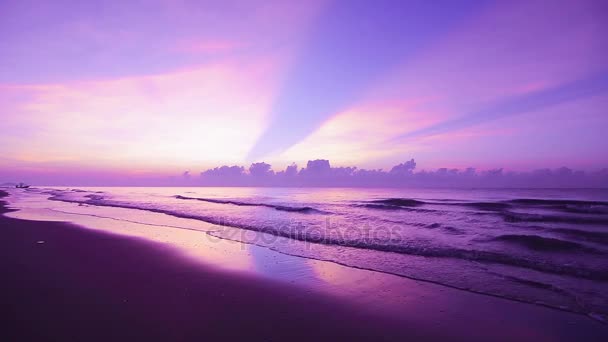 Pôr do sol bonito na praia com céu violeta — Vídeo de Stock