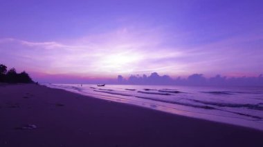 Mor gökyüzü ile sahilde güzel gün batımı