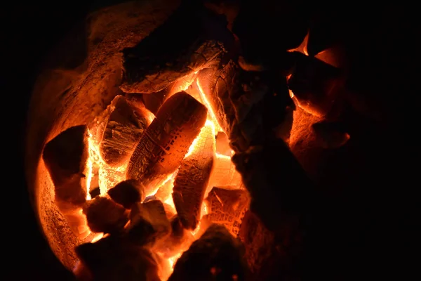 Estufa tradicional quema de carbón. Carbón de leña en la estufa para cocinar alimentos o barbacoa y hervir agua —  Fotos de Stock