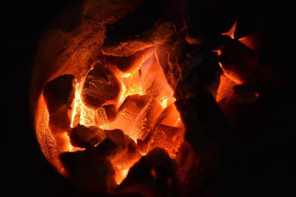 Stufa tradizionale carbone bruciato. Carbone fuoco in stufa per cucinare cibo o barbecue e acqua bollente — Foto Stock