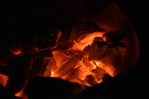 Fogão tradicional queima de carvão. Carvão de fogo no fogão para cozinhar alimentos ou churrasco e ferver água — Fotografia de Stock