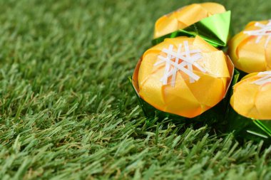 Kurdele ile katlama sikke Toddy palm kek (Khanom tan) koordinasyon töreni Budizm için yeşil çimenlerin üzerinde şeklinde / Khanom Tan popüler bir Tay tatlı.