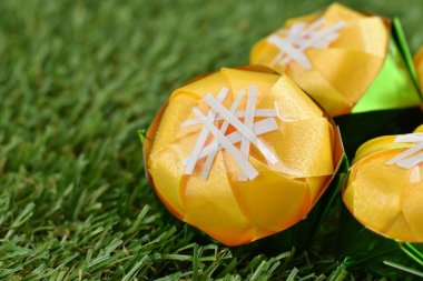 Kurdele ile katlama sikke Toddy palm kek (Khanom tan) koordinasyon töreni Budizm için yeşil çimenlerin üzerinde şeklinde / Khanom Tan popüler bir Tay tatlı.