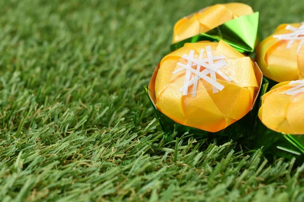 Kurdele ile katlama sikke Toddy palm kek (Khanom tan) koordinasyon töreni Budizm için yeşil çimenlerin üzerinde şeklinde / Khanom Tan popüler bir Tay tatlı.