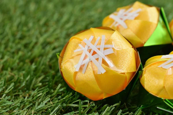 Kurdele ile katlama sikke Toddy palm kek (Khanom tan) koordinasyon töreni Budizm için yeşil çimenlerin üzerinde şeklinde / Khanom Tan popüler bir Tay tatlı.