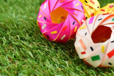 Kurdele ile katlama sikke donut koordinasyon dağılım töreni Budizm için yeşil çimenlerin üzerinde renkli bir grup şeklinde.