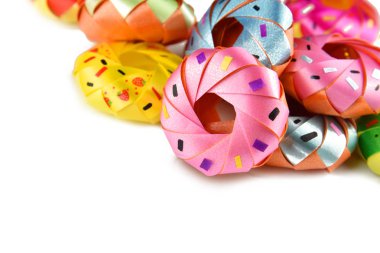 Kurdele ile katlama sikke Budizm. koordinasyon dağılım töreni için beyaz arka plan üzerinde izole renkli çörek şeklinde / çörek fry hamur şekerleme ya da tatlı yemek bir türüdür.