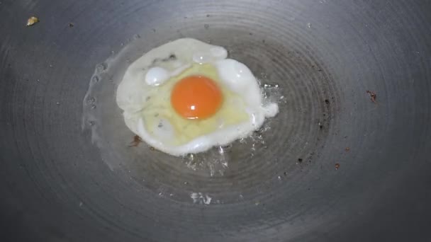 Жареное яйцо с маслом на сковороде. Завтрак меньше, чем через пять минут. Это дополнительный омф для твоего салата. Это то, что превращает миску риса и остатки овощей в настоящий ужин. На моей кухне , — стоковое видео