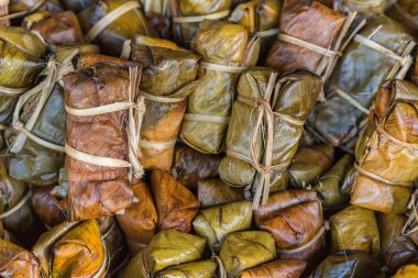 Tay tatlı bir grup yapışkan pirinç muz yaprakları haşlanmış..