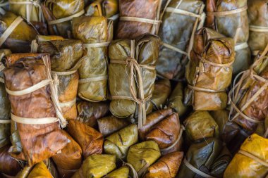 Tay tatlı bir grup yapışkan pirinç muz yaprakları haşlanmış..