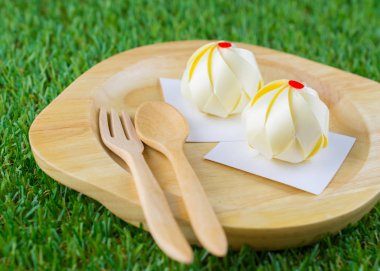 Kurdele ile katlama para akışı buns çanak ahşap üzerine şeklinde