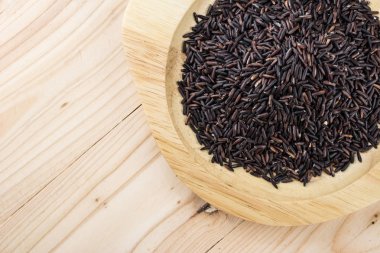 Yakın çekim kahverengi pirinç veya kase üzerinde ahşap doku sağlıklı riceberry organik gıda