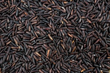 Yakın çekim kahverengi pirinç veya kase üzerinde ahşap doku sağlıklı riceberry organik gıda