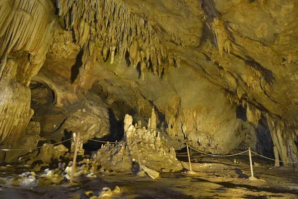 Tons quentes de estalactites e estalagmites na caverna — Fotografia de Stock