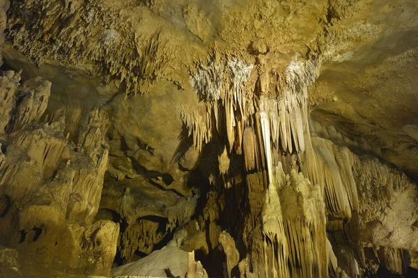 Warme Töne von Stalaktiten und Stalagmiten in der Höhle — Stockfoto