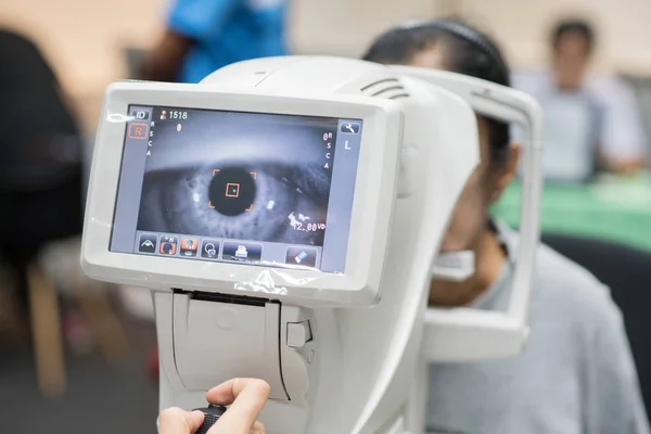 Mujer Mirando Máquina Prueba Ocular Refractómetro Oftalmología — Foto de Stock