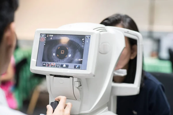 Mujer Mirando Máquina Prueba Ocular Refractómetro Oftalmología — Foto de Stock