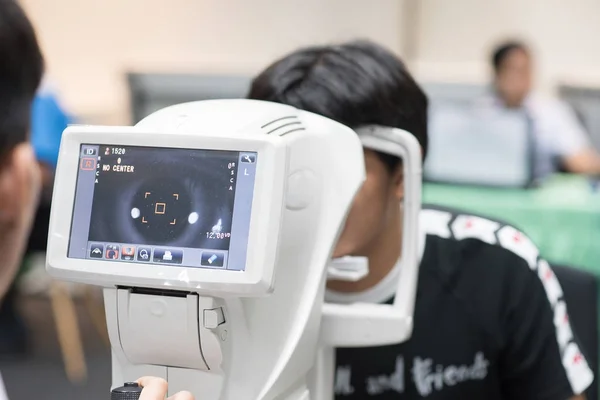 Mujer Mirando Máquina Prueba Ocular Refractómetro Oftalmología — Foto de Stock