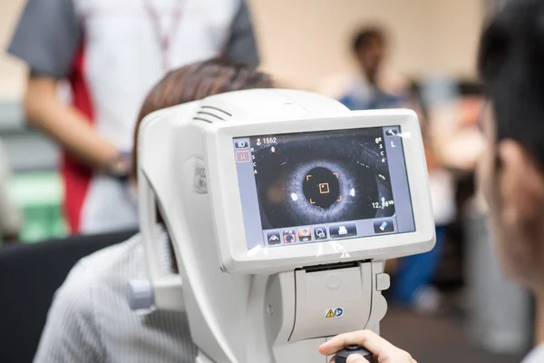 Mujer Mirando Máquina Prueba Ocular Refractómetro Oftalmología — Foto de Stock