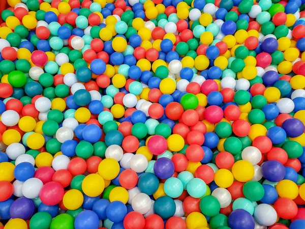 Bolas plásticas coloridas no parque infantil no centro de jogos — Fotografia de Stock