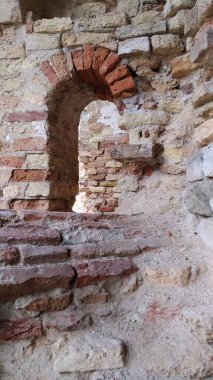 Tuğla duvar ve pencere taştan beyaza