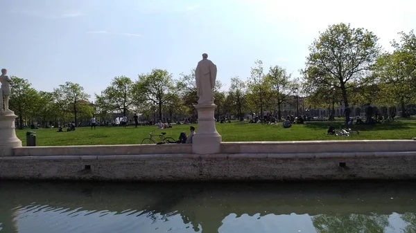 Fragmento de Prato della Valle em Pádua, Itália . — Fotografia de Stock