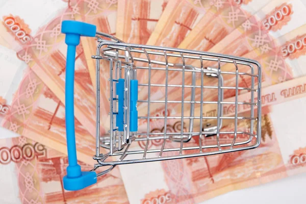 Tom konsument korg inflation pengar avskrivningar 5000 rubel — Stockfoto