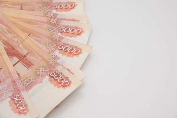 Ryska pengar 5000 rubel på en vit bakgrund — Stockfoto