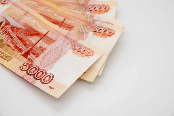 Ryska pengar 5000 rubel på en vit bakgrund — Stockfoto