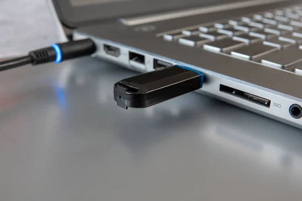Memória flash USB e laptop na mesa — Fotografia de Stock