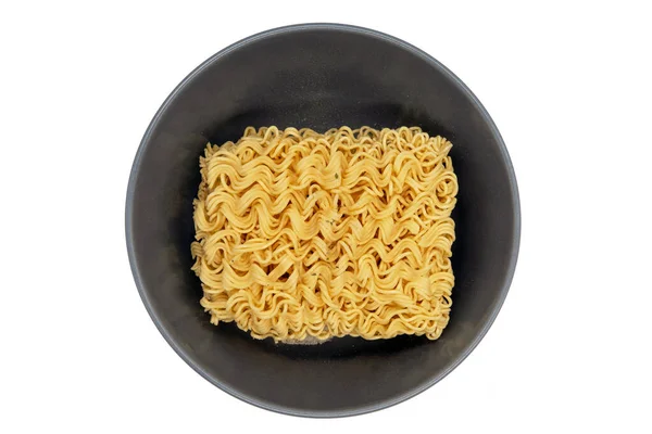 Instant Noodles geserveerd in grijze plaat op witte achtergrond. — Stockfoto