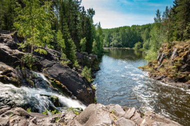 Yaz sonunda Kivach Şelalesi, Karelia