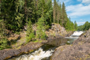 Yaz sonunda Kivach Şelalesi, Karelia
