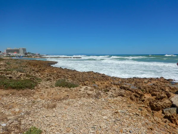 2019年6月，塞浦路斯佩内拉：在塞浦路斯佩内拉日出海滩上的海上风暴，阳光灿烂的一天 — 图库照片