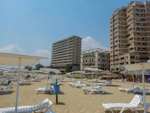 Famagusta, Zypern, Juni 2019: Hotelruinen im Bezirk Varosia in famagusta, Zypern — Stockfoto