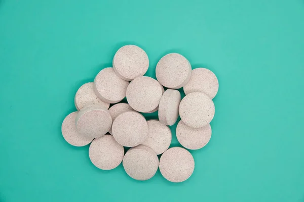 Gyomor tabletta az emésztéshez felszívódó kék alapon — Stock Fotó