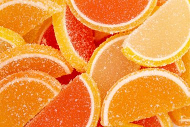 Dekoratif marmelat şeker arka planı. Turunçgiller şeklinde marmelat deseni. Tatlı jöleli şekerler.