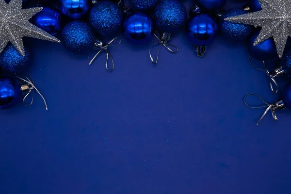 Weihnachtskomposition auf blauem Laken mit Weihnachtskugeln und Stern — Stockfoto