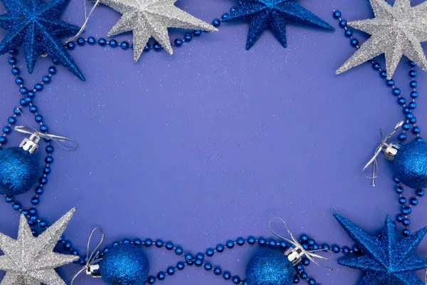 クリスマスボールと星の青いシート上のクリスマスの組成物 — ストック写真