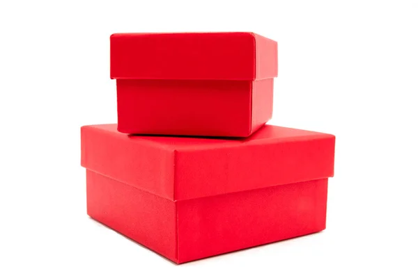 Zwei rote Schachteln aus Geschenken auf weißem Hintergrund — Stockfoto